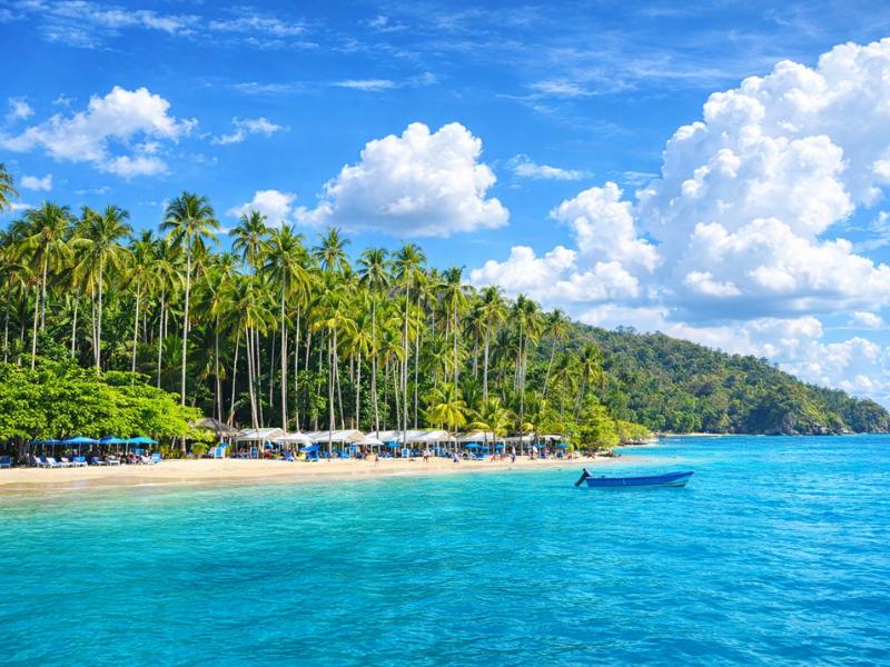 Isla Tortuga's white-sand beach on the full-day tour from San Jose